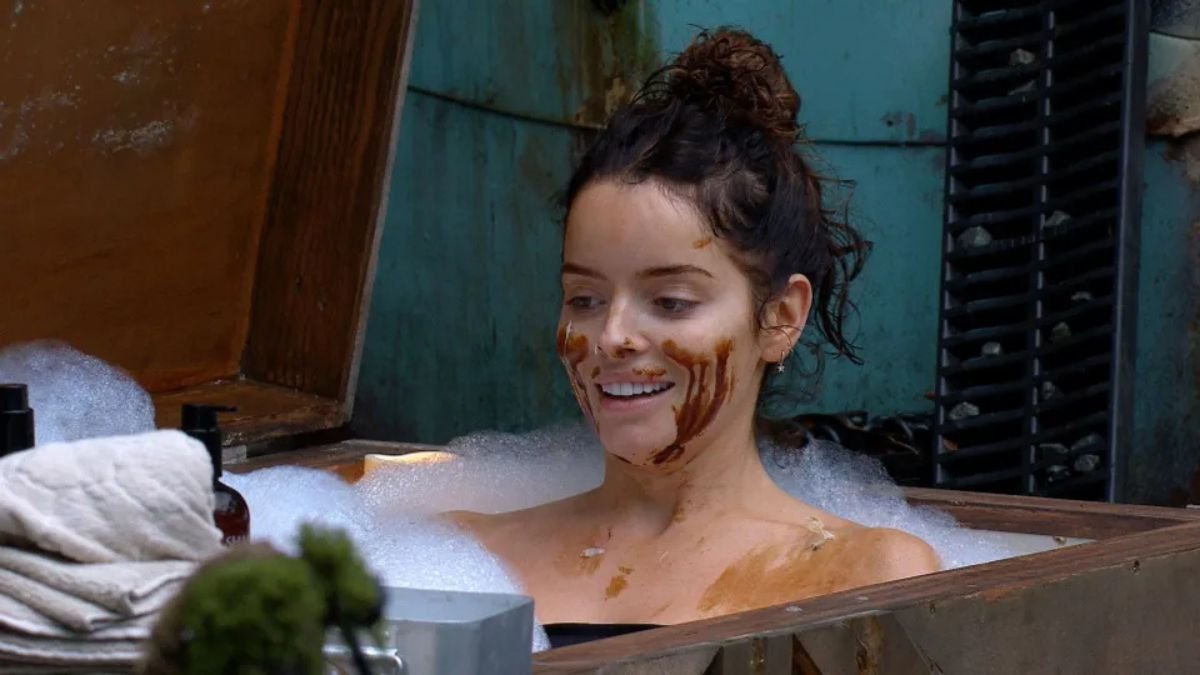 Maura Higgins Dazzles in Eye-Catching Bubble Bath Moment for St. Patrick’s Day Ad