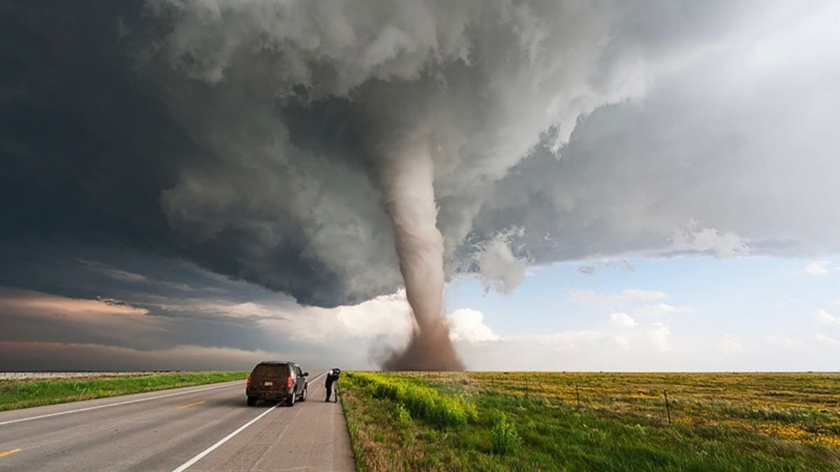 Photographer Captures a Jaw-Droppig Close Encounter With a Tornado in South Dakota