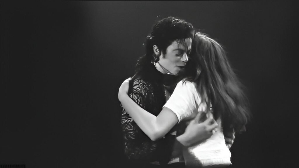 THE FAN WHO GOT A HUG ONCE-IN-A-LIFETIME FROM MICHAEL JACKSON!