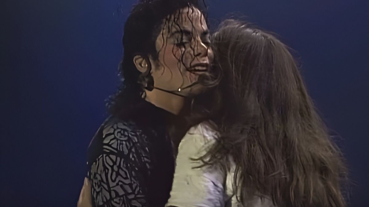 THE FAN WHO GOT A HUG ONCE-IN-A-LIFETIME FROM MICHAEL JACKSON!